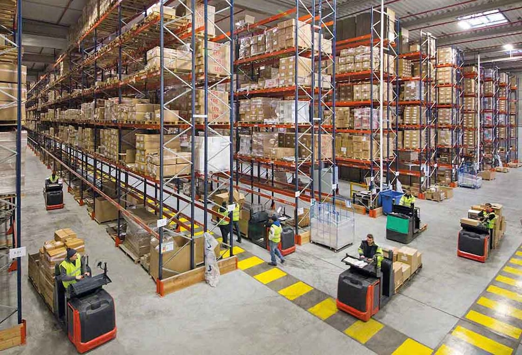 Caristes déplaçant des marchandises dans un entrepôt. Caristes déplaçant des marchandises dans un entrepôt.