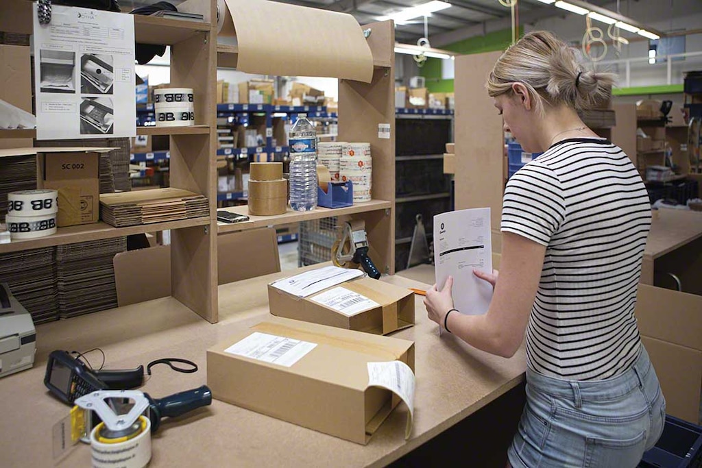Les envois en 24h et les commandes de quelques unités seulement sont deux des caractéristiques typiques de la logistique e-commerce Les envois en 24h et les commandes de quelques unités seulement sont deux des caractéristiques typiques de la logistique e-commerce