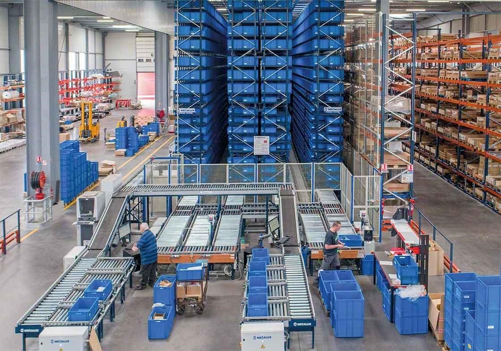 Les transstockeurs pour bacs ou cartons suivent la méthode du Goods to Man et automatisent l’étape de la procédure de préparation de commandes dédiée aux itinéraires de prélèvement. Les transstockeurs pour bacs ou cartons suivent la méthode du Goods to Man et automatisent l’étape de la procédure de préparation de commandes dédiée aux itinéraires de prélèvement.