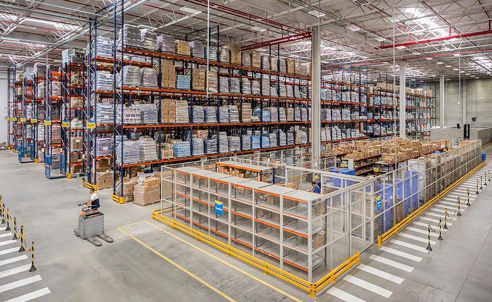 Un entrepôt capable de stocker, gérer et préparer les commandes de milliers de références de produits pour animaux de compagnie Un entrepôt capable de stocker, gérer et préparer les commandes de milliers de références de produits pour animaux de compagnie
