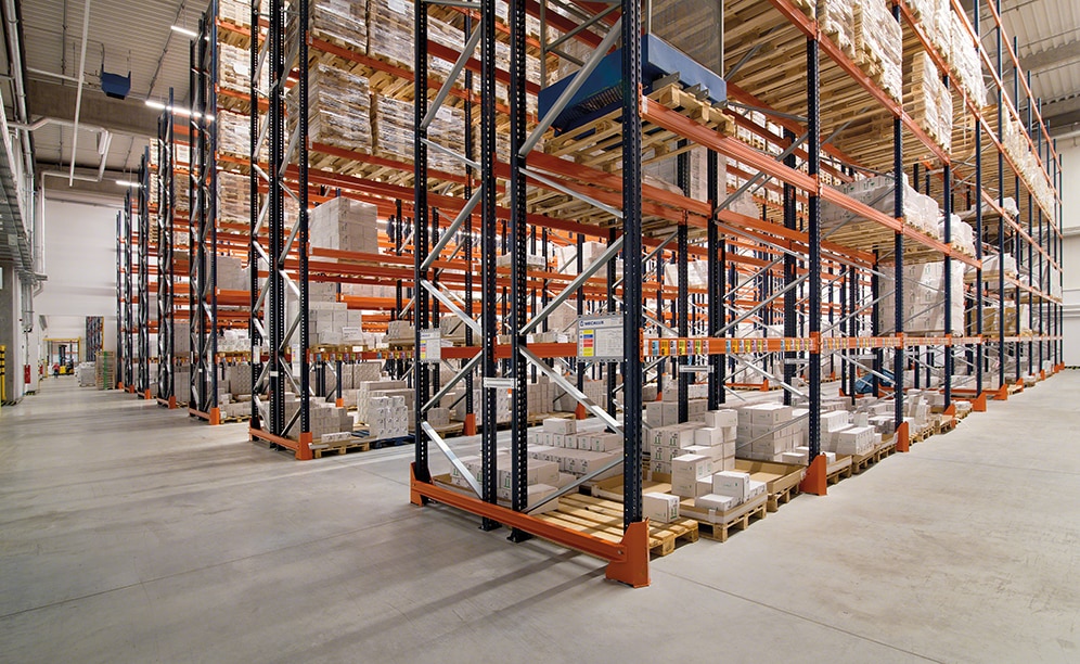Mecalux l’a équipé de rayonnages à palettes, qui offrent un accès direct à la marchandise et une capacité de stockage de 10 906 palettes