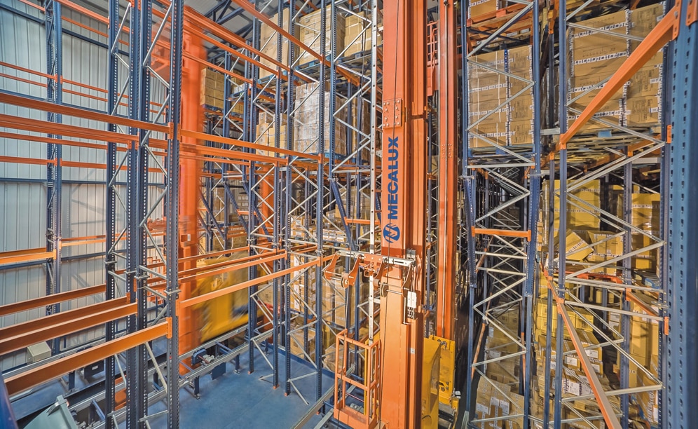 Cet entrepôt autoportant est composé de trois allées comportant des rayonnages double profondeur de chaque côté