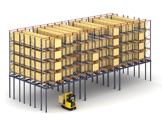 Dans les entrepôts à l'espace réduit, les rayonnages dotés du système Pallet Shuttle peuvent être installés sur une plateforme pour optimiser la surface