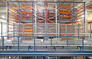 Une navette introduit et extrait automatiquement les bacs de leurs emplacements